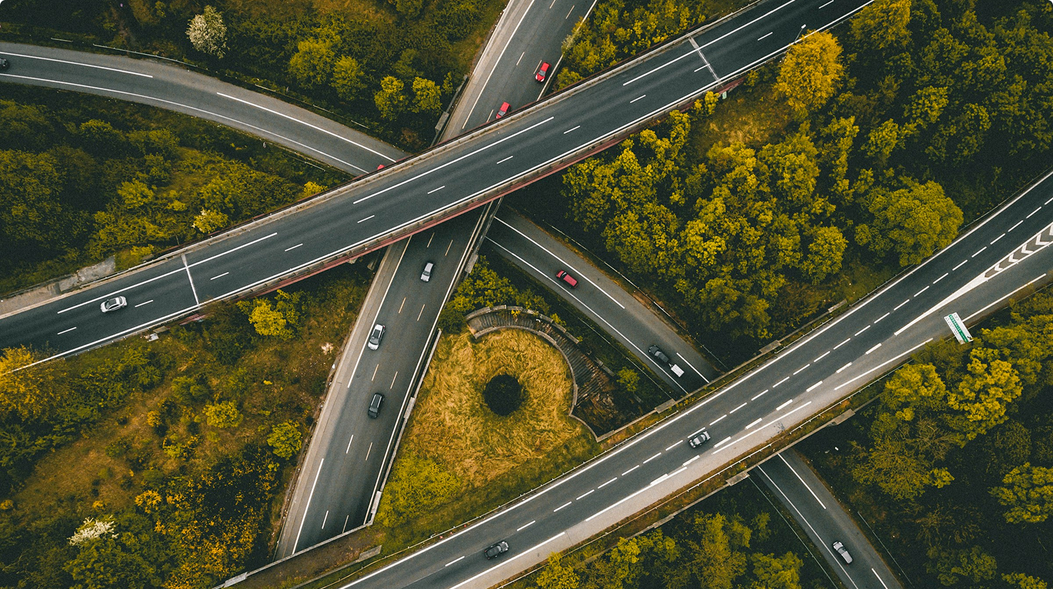 Vista aérea de un cruce de autopistas con varias rutas convergiendo